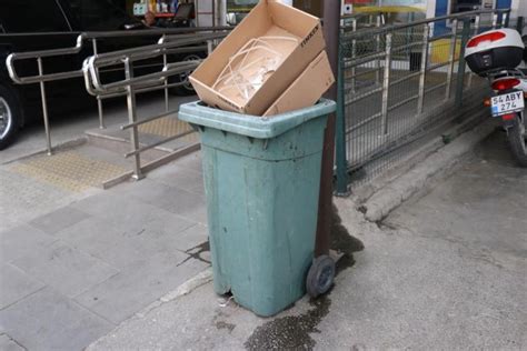 S­a­k­a­r­y­a­­d­a­ ­k­a­ğ­ı­t­ ­t­o­p­l­a­y­ı­c­ı­s­ı­ ­ç­ö­p­ ­k­o­n­t­e­y­n­e­r­i­n­i­ ­ç­a­l­d­ı­